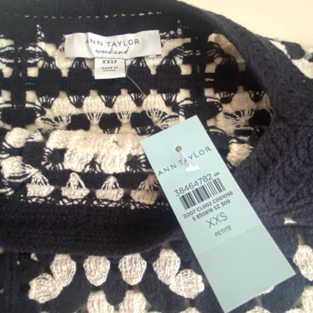 Ann Taylor Weekend Size XXSP Navy Blue and White Crochet Sleeveless Top - Picture 4 of 7